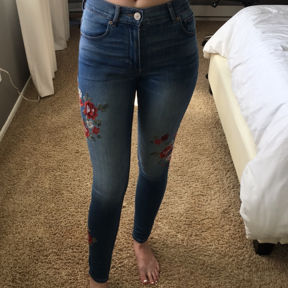 Like NEW!! Express Floral Embroidered Skinnies